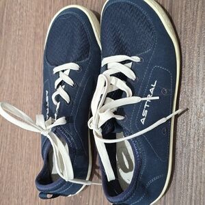 Astral women’s Loyak minimalist shoe Size 8